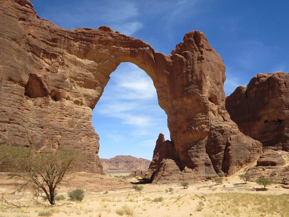 El enorme arco de piedra rojiza de Aloba en el desierto