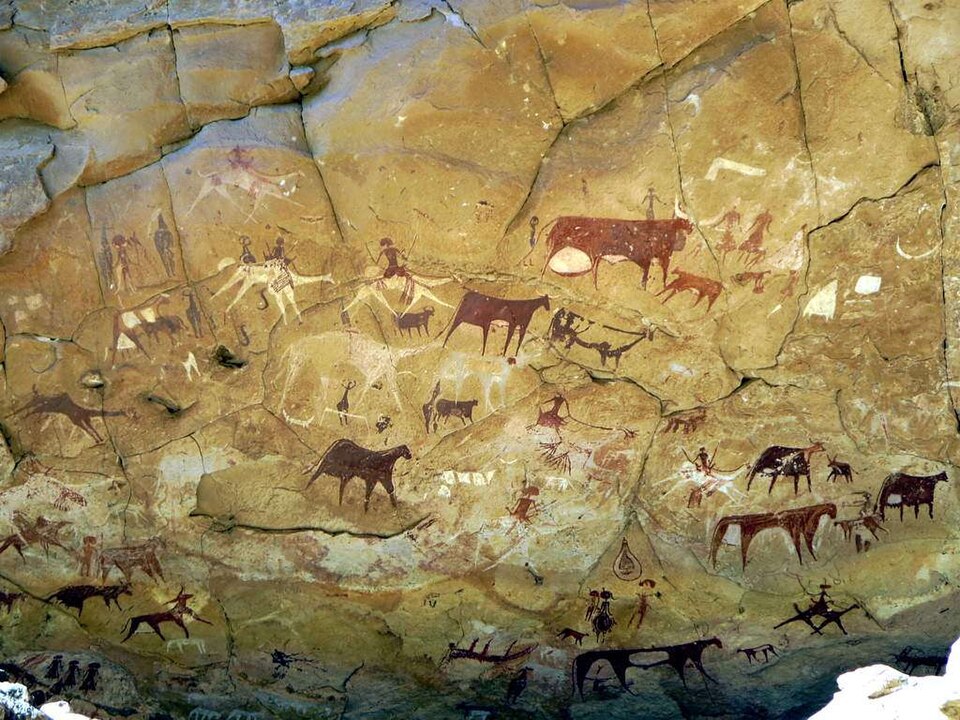 Pinturas rupestres de vacas, caballos y personas en la cueva de Manda Guéli