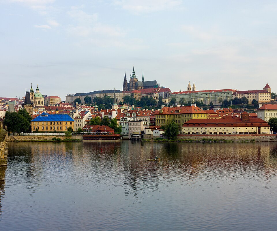 El castillo de Praga y la catedral de San Vito sobre el río Moldava
