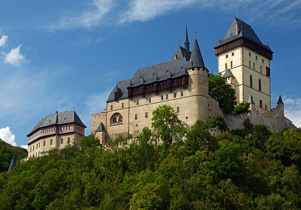 El castillo de Karlštejn sobre una colina boscosa