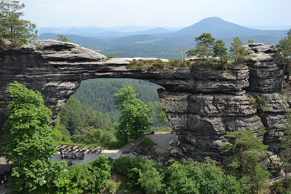 El gran arco de arenisca de Pravčická brána entre bosques