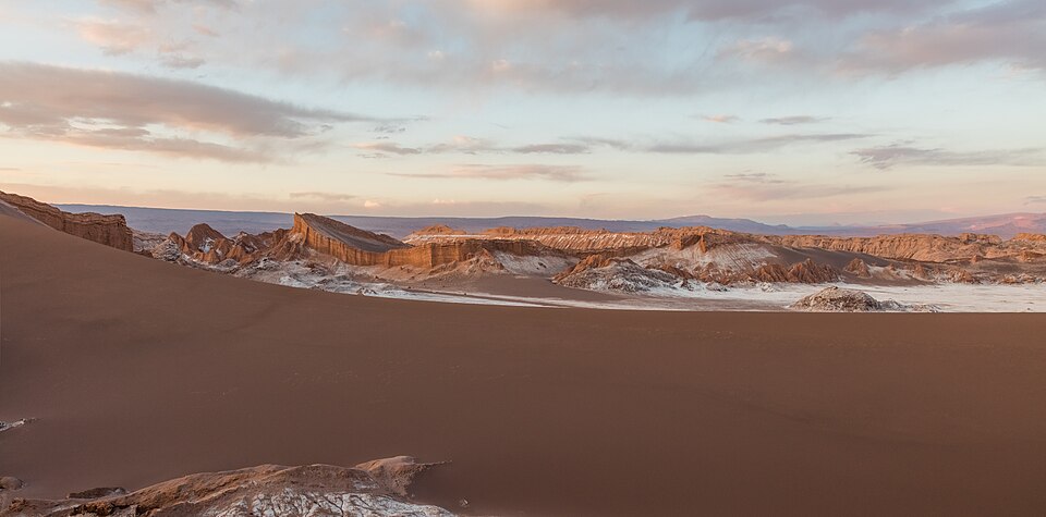 La Duna Mayor y las formaciones de roca del Valle de la Luna al atardecer