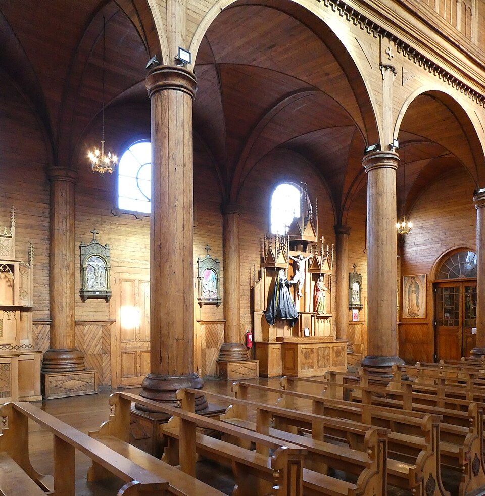 El interior de madera de la iglesia de San Francisco de Castro, en Chiloé, con columnas y bóvedas