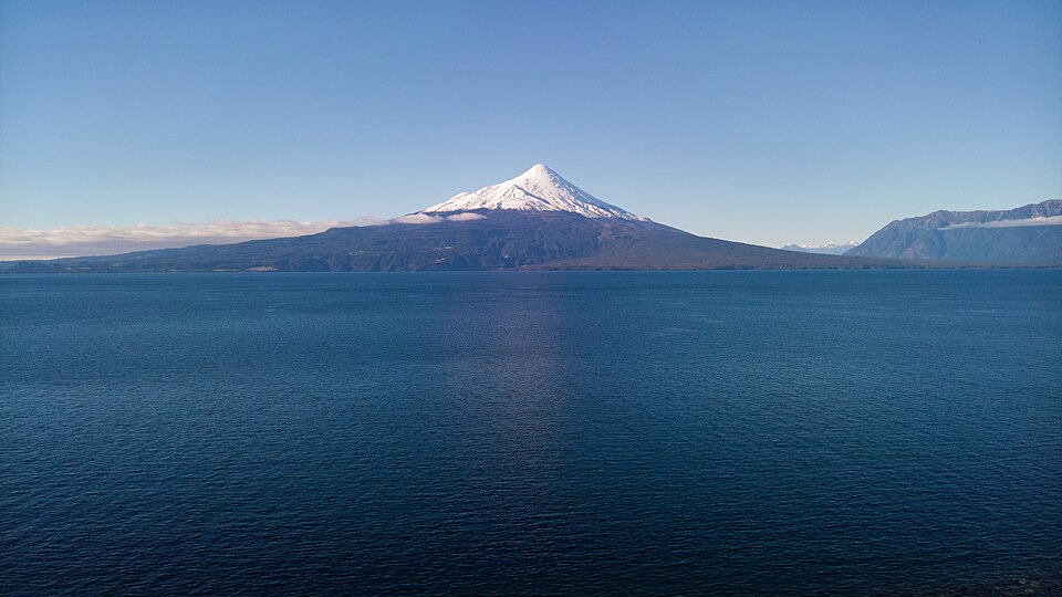 El cono nevado del volcán Osorno sobre el agua azul del lago Llanquihue
