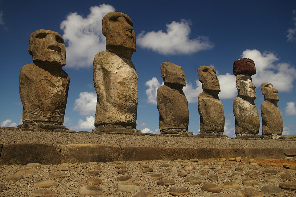 Moáis de piedra en fila sobre la plataforma de Ahu Tongariki