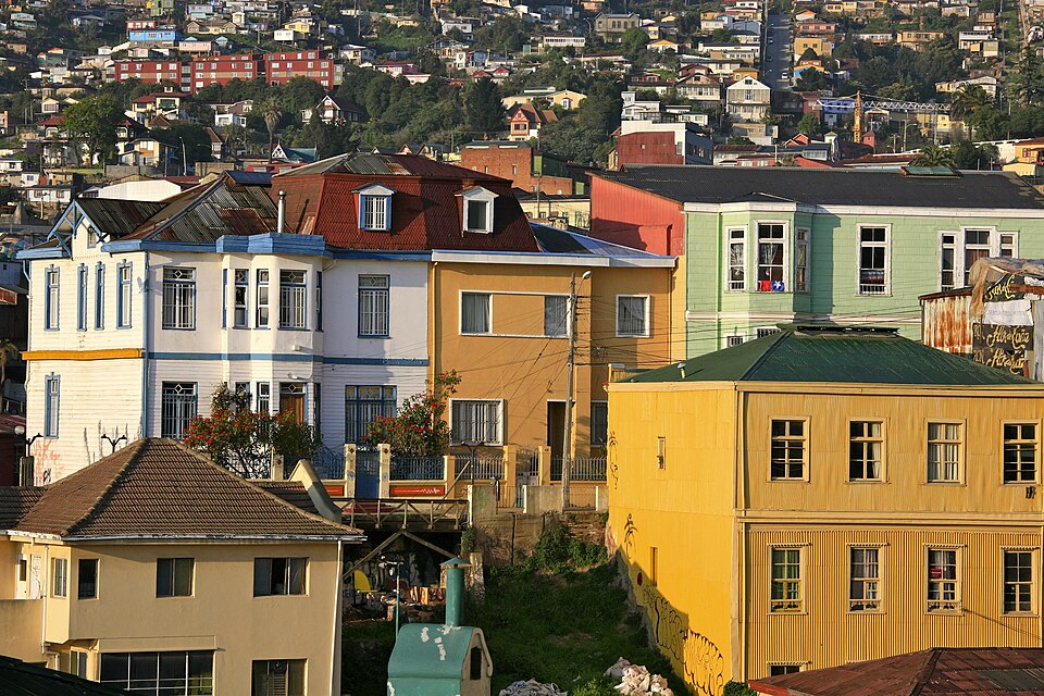 Casas de colores en un cerro de Valparaíso