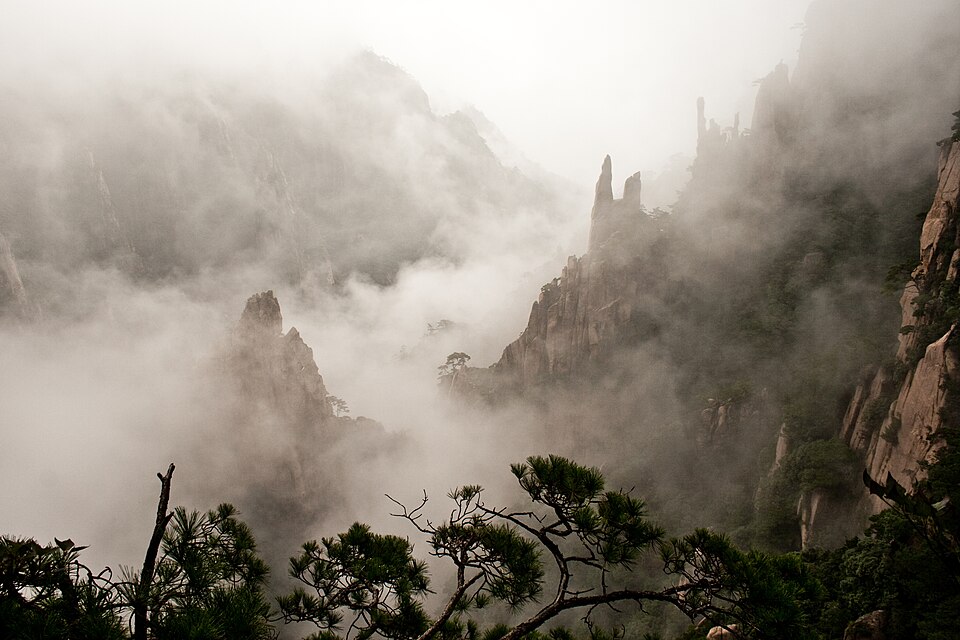 Picos de granito y pinos entre la niebla en las Montañas Amarillas