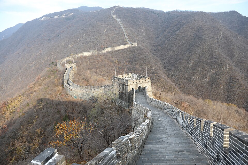 La Gran Muralla serpenteando por las montañas en Mutianyu en otoño