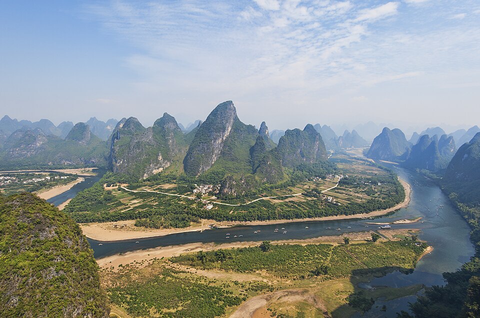 El río Li entre montañas cársticas puntiagudas cerca de Yangshuo