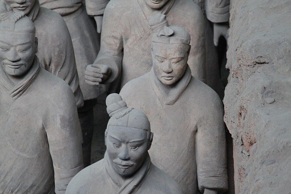 Rostros de soldados de terracota en la fosa 1