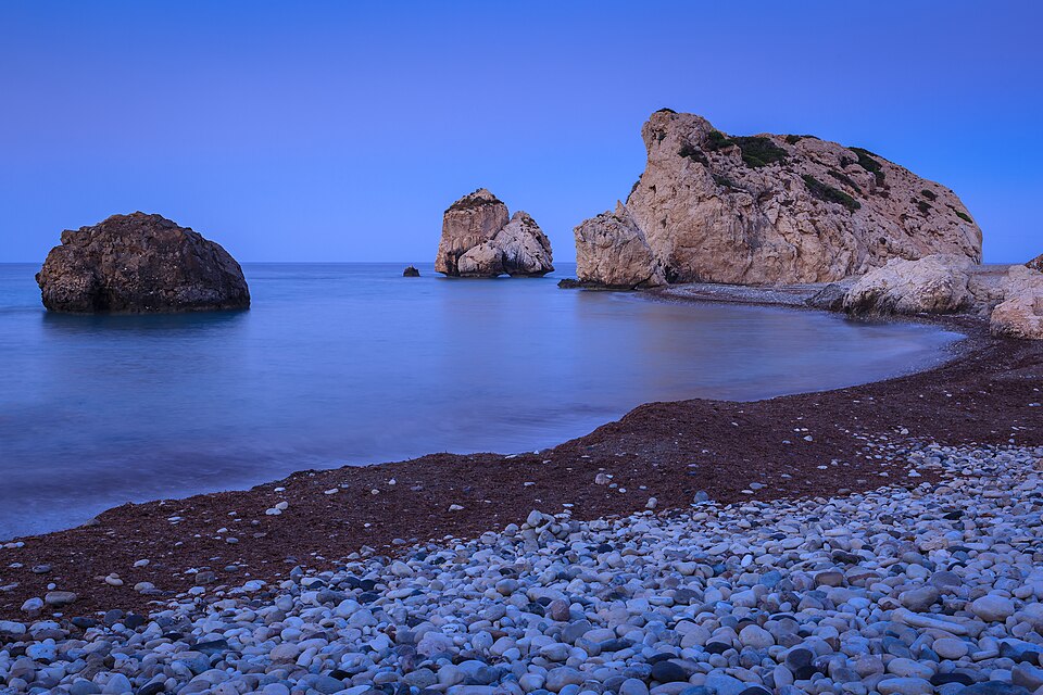 Las rocas de Petra tou Romiou en el mar azul al amanecer