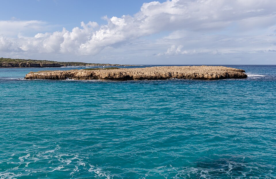 Un islote en el agua turquesa de la Laguna Azul de Akamas