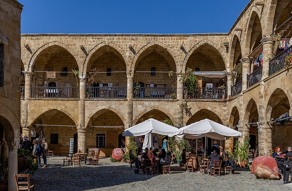 El patio con arcos de piedra del Büyük Han