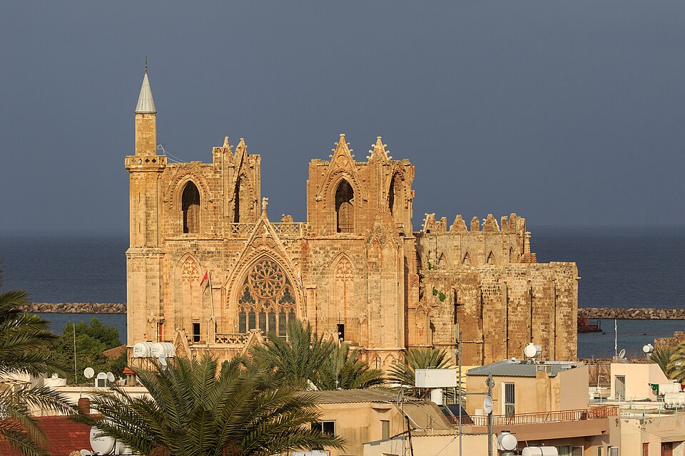 La fachada gótica de la mezquita de Lala Mustafa Pachá con un minarete y el mar detrás