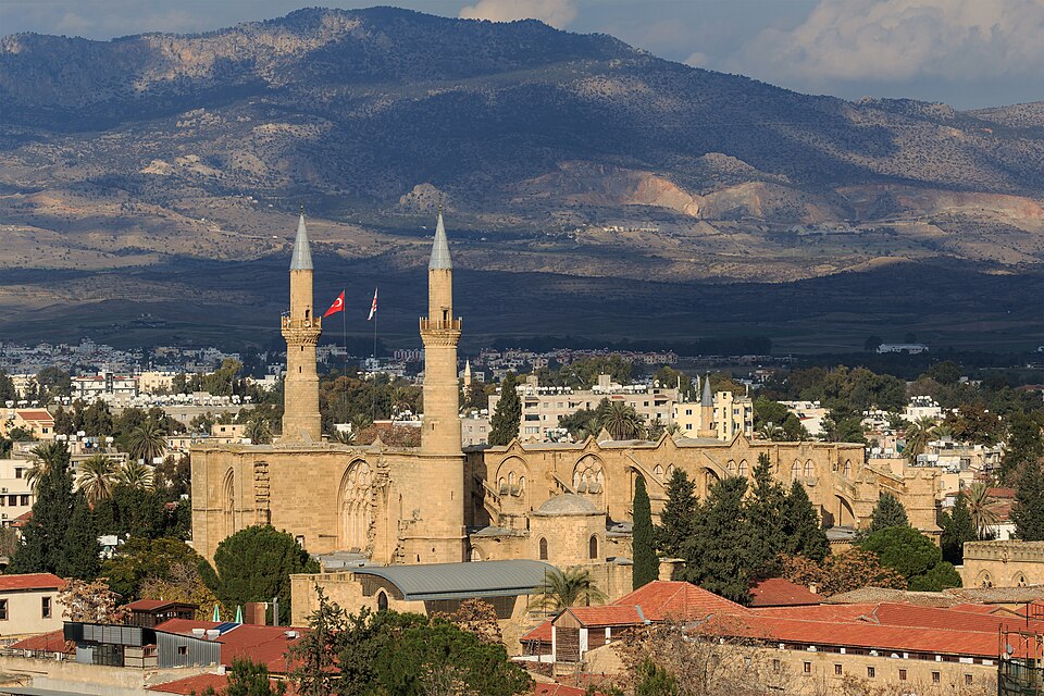 La mezquita Selimiye con dos minaretes y las montañas de Kyrenia al fondo
