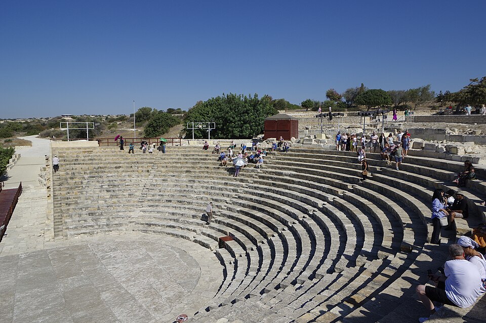 Las gradas del teatro antiguo de Kourion bajo un cielo azul