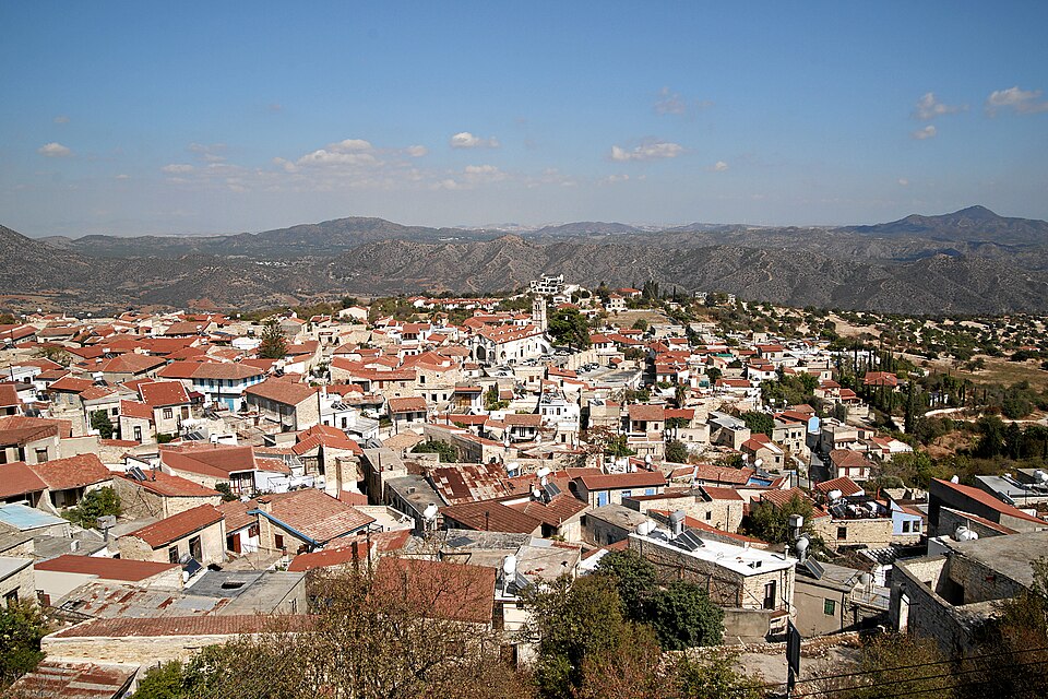 Los techos rojos del pueblo de Lefkara con montañas al fondo