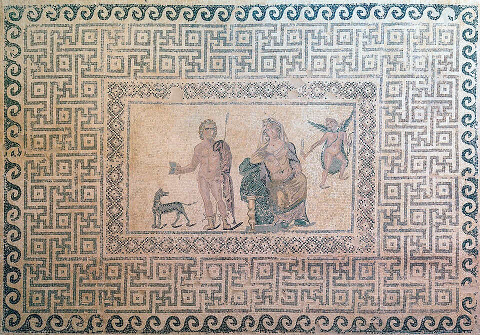Un mosaico romano con figuras mitológicas y un borde de grecas en la Casa de Dionisio