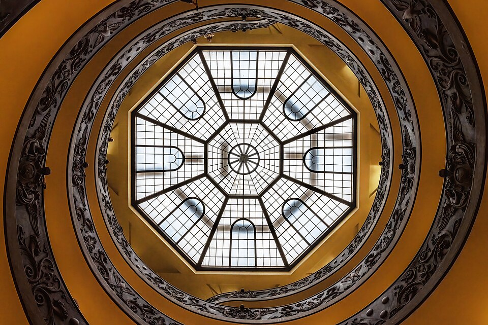 La escalera de caracol de los Museos Vaticanos vista desde abajo