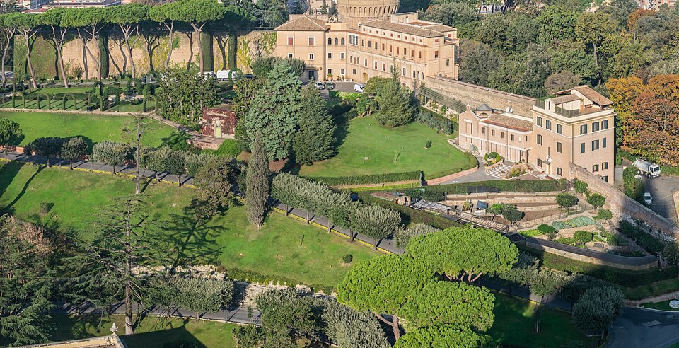 Los Jardines Vaticanos con prados verdes y edificios