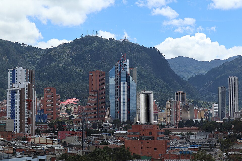 El cerro de Monserrate sobre los edificios del centro de Bogotá