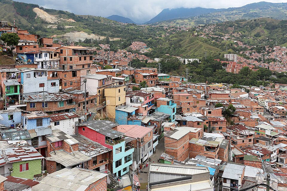 Casas de ladrillo en las laderas de la Comuna 13 de Medellín, rodeada de montañas