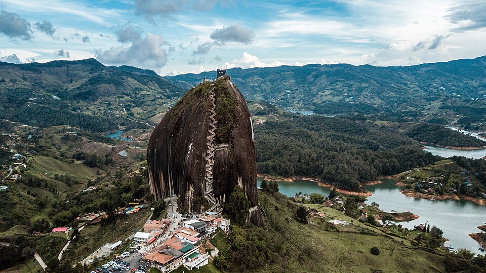 La Piedra del Peñol junto al embalse lleno de islas, vista desde el aire