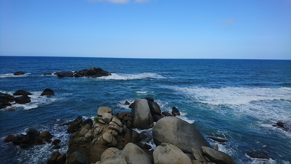 Rocas gigantes junto al mar azul del Caribe en el Parque Tayrona