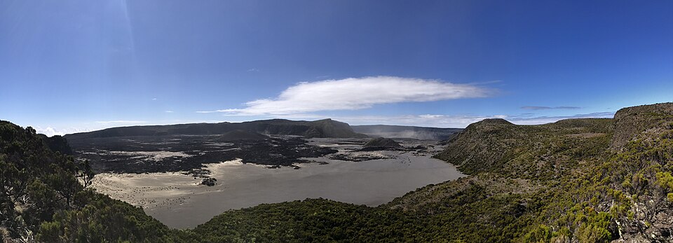 Vista panorámica de la gran caldera del volcán Karthala