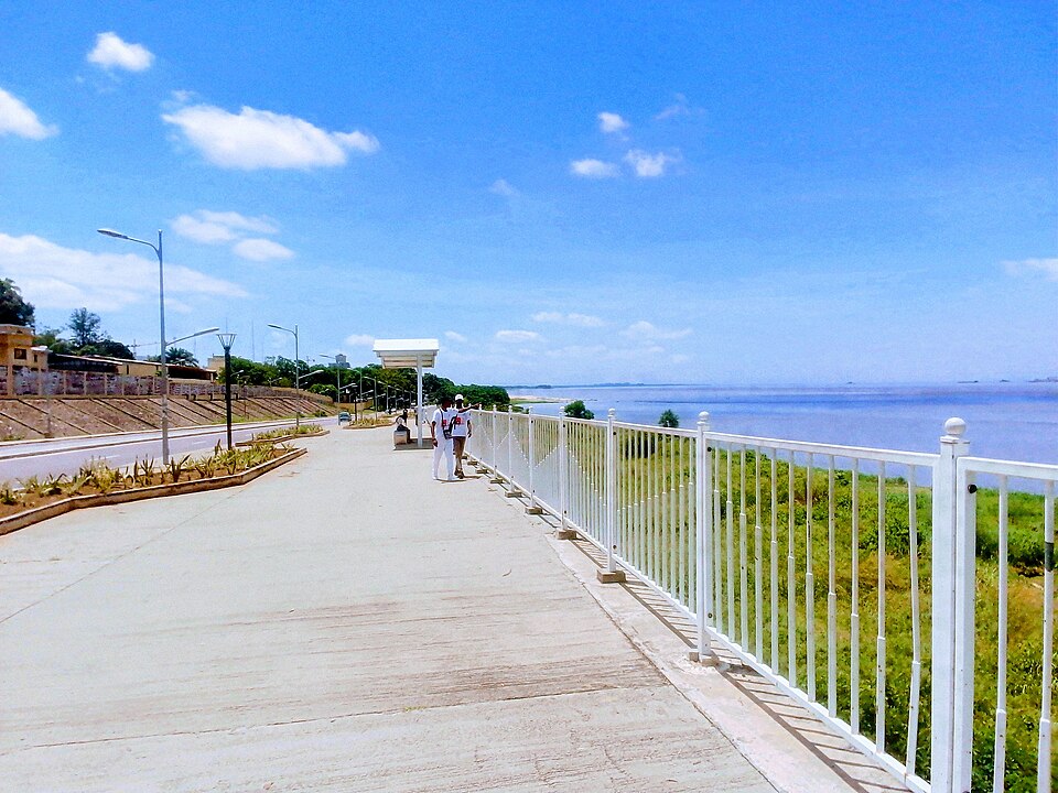 Paseo peatonal con barandal blanco junto al río Congo en Brazzaville