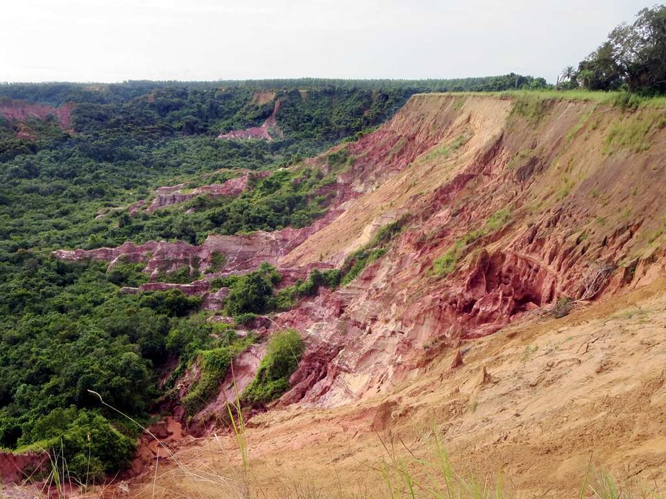 Acantilados rojos y verdes de las gargantas de Diosso