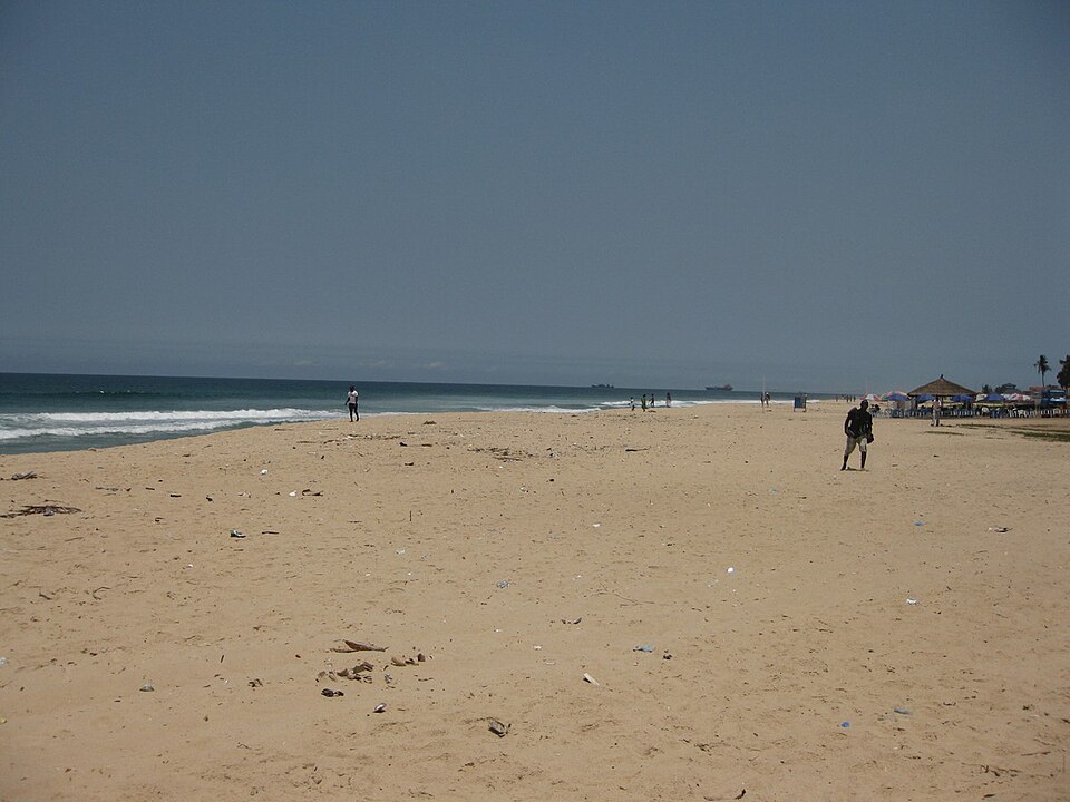Playa amplia de arena frente al océano en Pointe-Noire