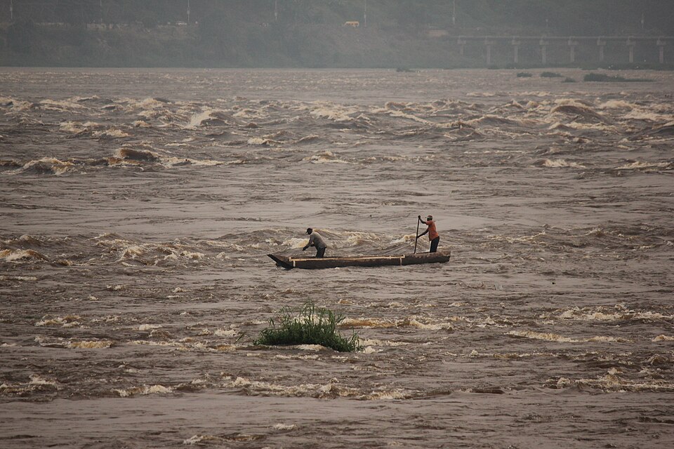 Pescadores en piragua entre los rápidos del río Congo
