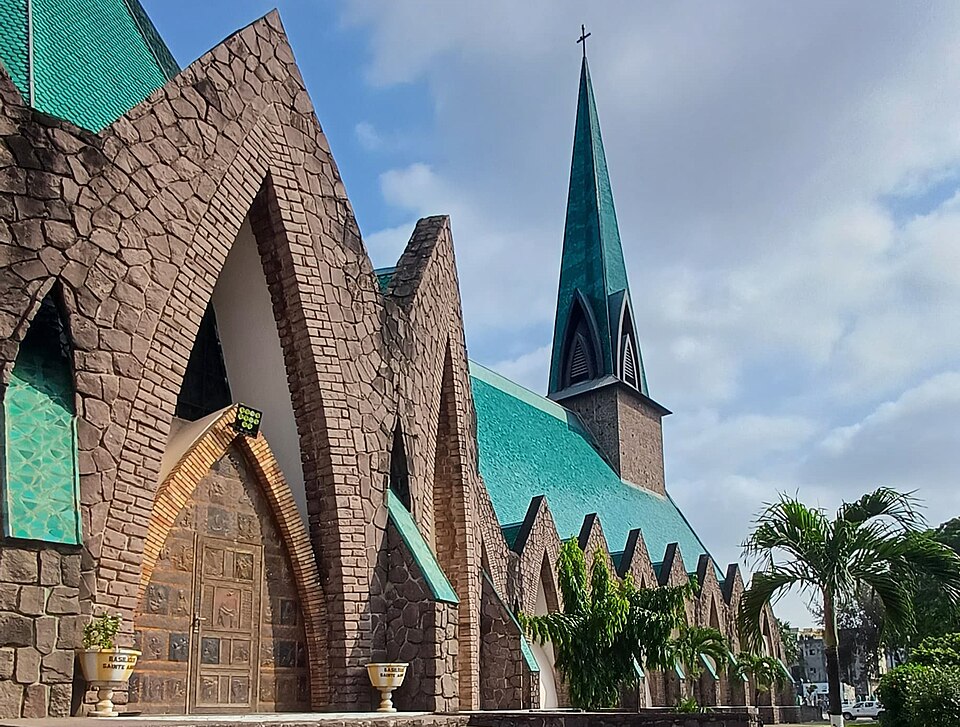 Fachada de piedra y tejados verdes de la Basílica de Santa Ana en Brazzaville