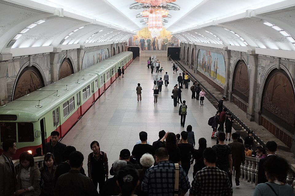 El andén de la estación Puhung del metro de Pionyang con candelabros
