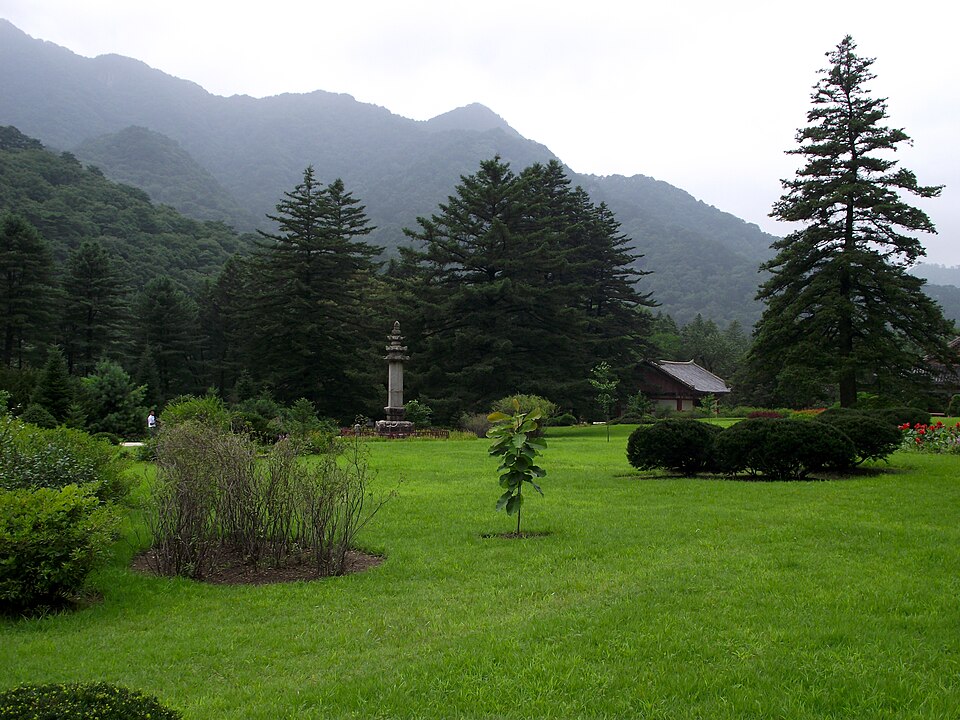 Los bosques y montañas de Myohyang desde el templo de Pohyon