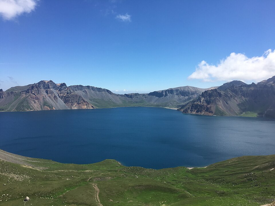 El lago del Cielo en el cráter del monte Paektu rodeado de picos