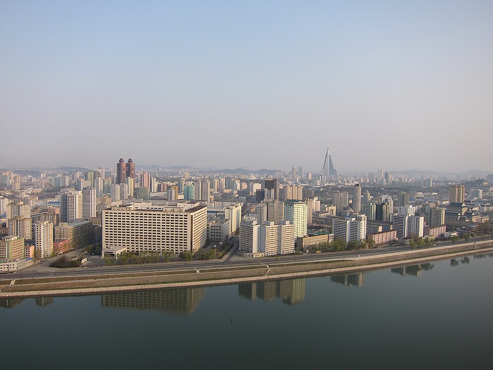 Los edificios de Pionyang junto al río Taedong por la mañana