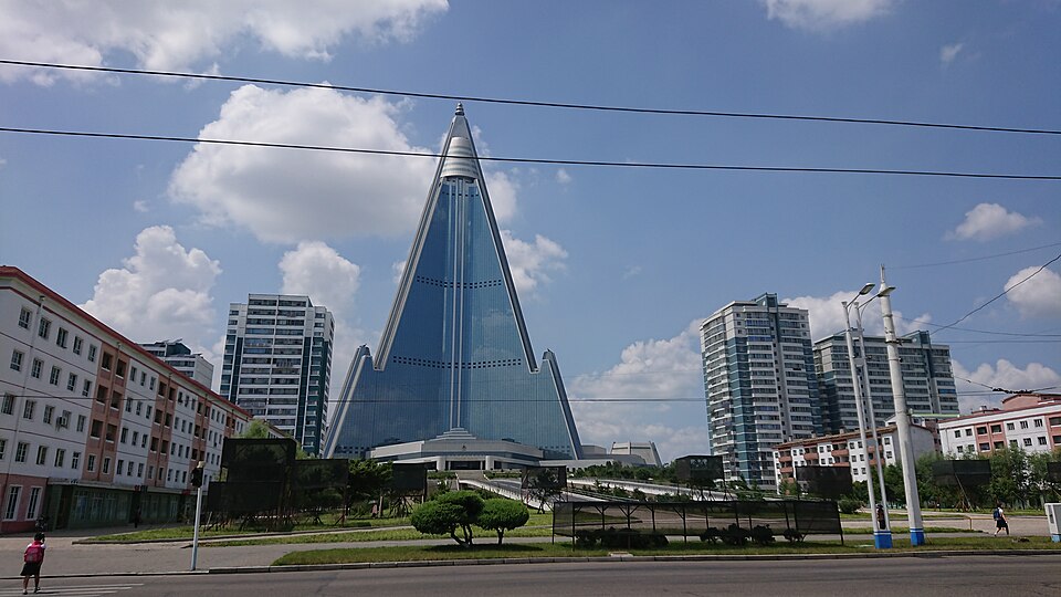 El hotel Ryugyong en forma de pirámide de vidrio entre edificios