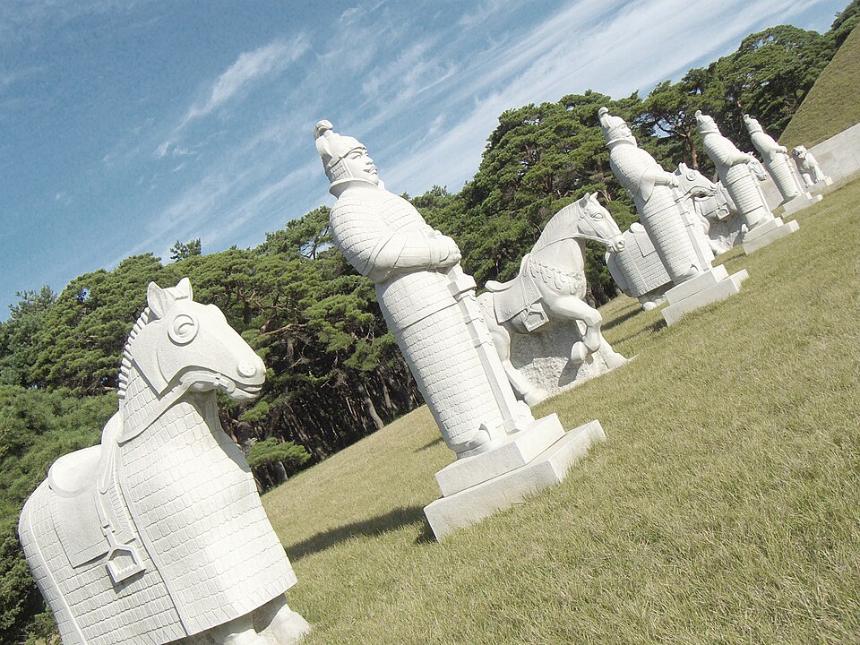 Estatuas de piedra de guardianes y caballos en la tumba del rey Tongmyong
