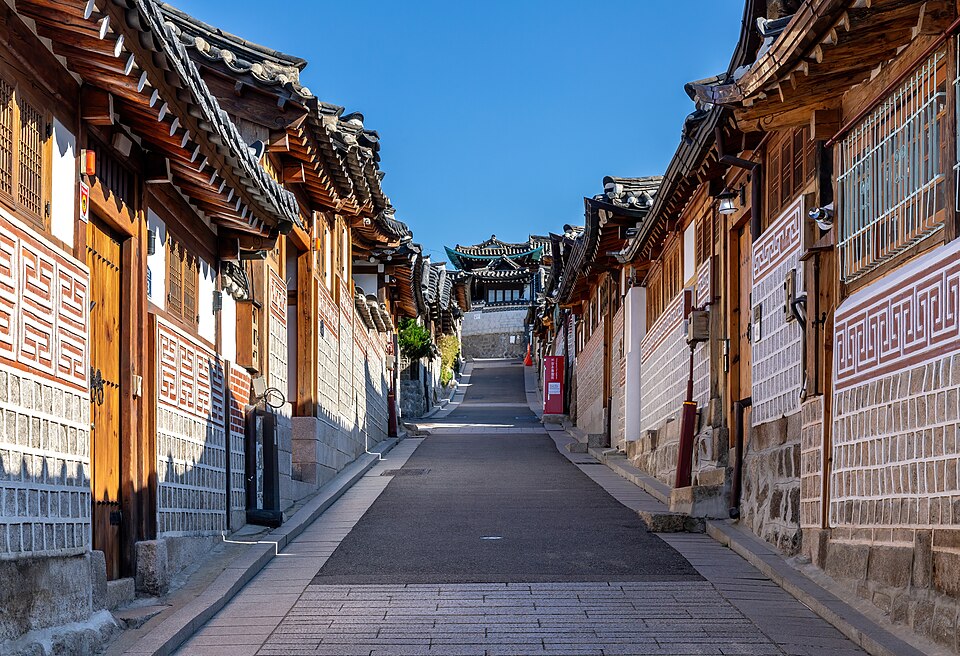 Una calle empinada con casas tradicionales hanok en Bukchon