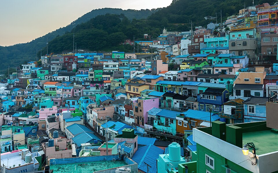 Casas de colores escalonadas en la ladera de Gamcheon