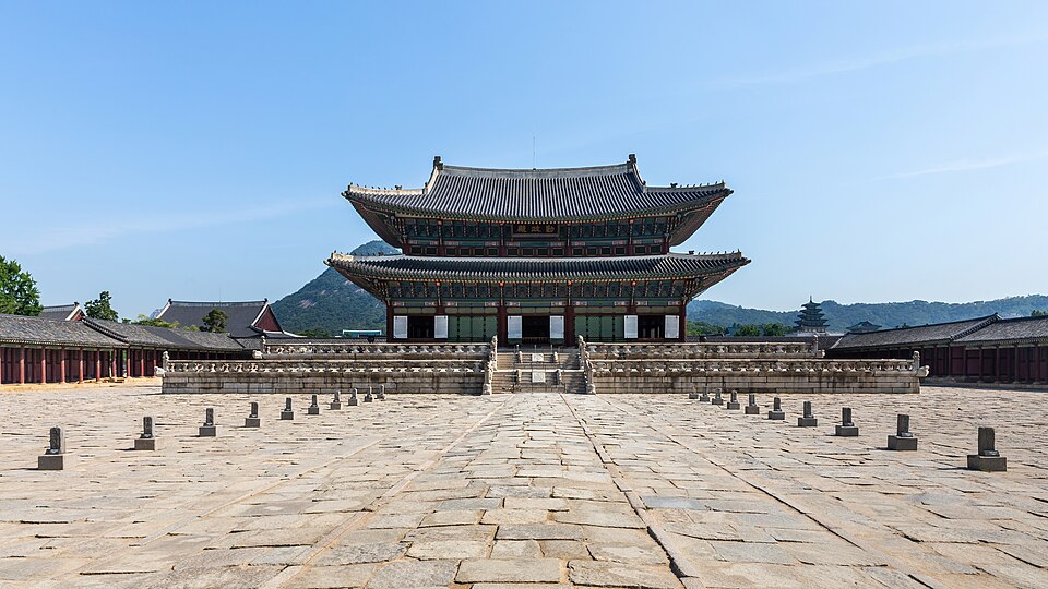 El salón del trono Geunjeongjeon del palacio Gyeongbokgung bajo un cielo azul