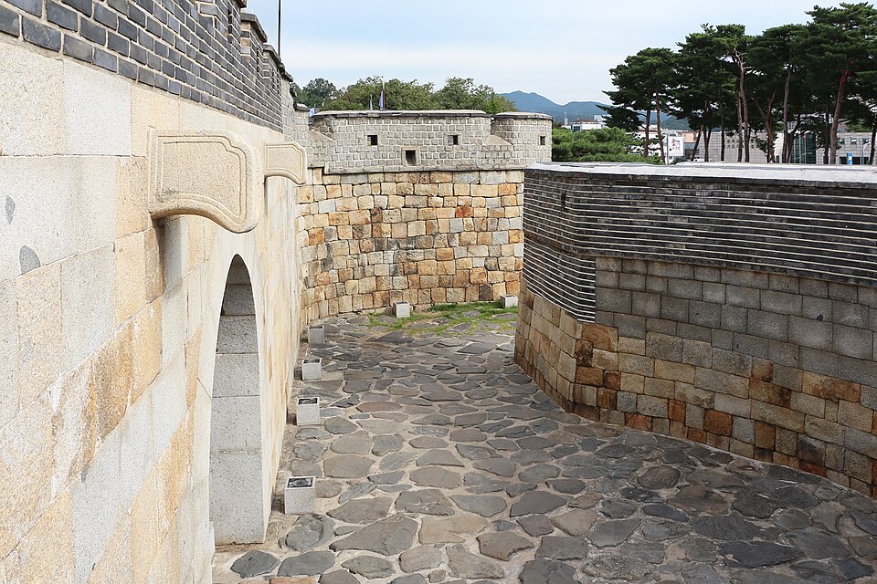 Los muros de piedra y una puerta de la fortaleza de Hwaseong