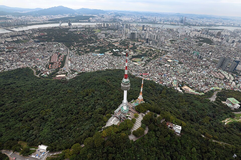 La Torre N de Seúl sobre el monte Namsan con la ciudad alrededor