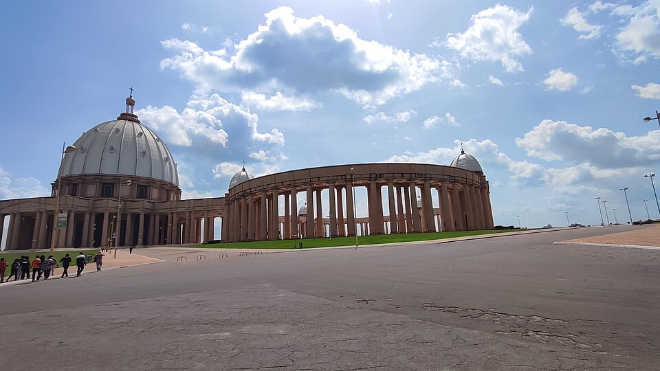 Gran cúpula y columnata de la Basílica de Nuestra Señora de la Paz en Yamusukro
