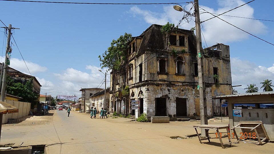 Antigua casa colonial de dos pisos en una calle de Grand-Bassam