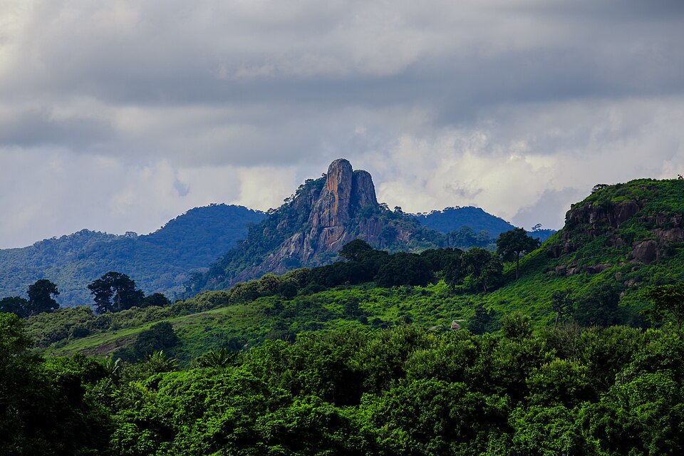 Pico rocoso de la Dent de Man sobre colinas cubiertas de selva