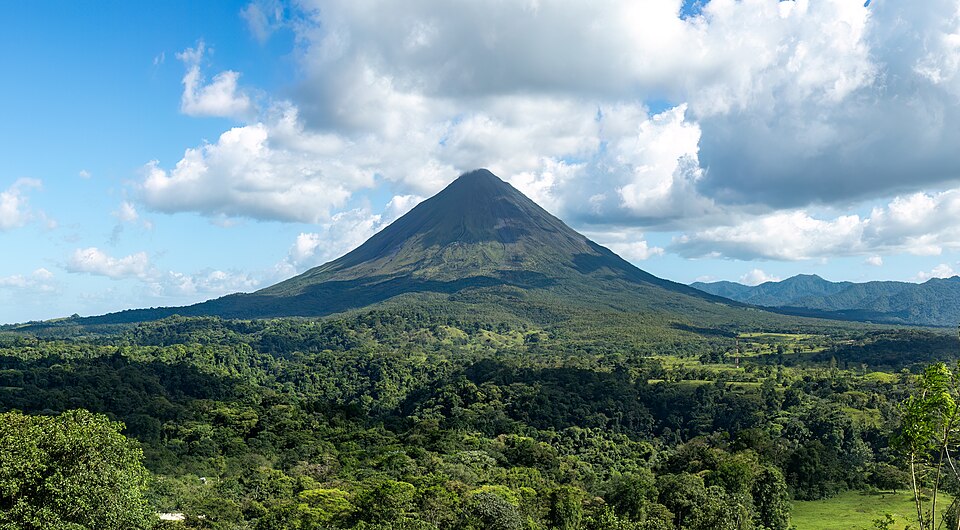 El cono perfecto del volcán Arenal sobre la selva verde