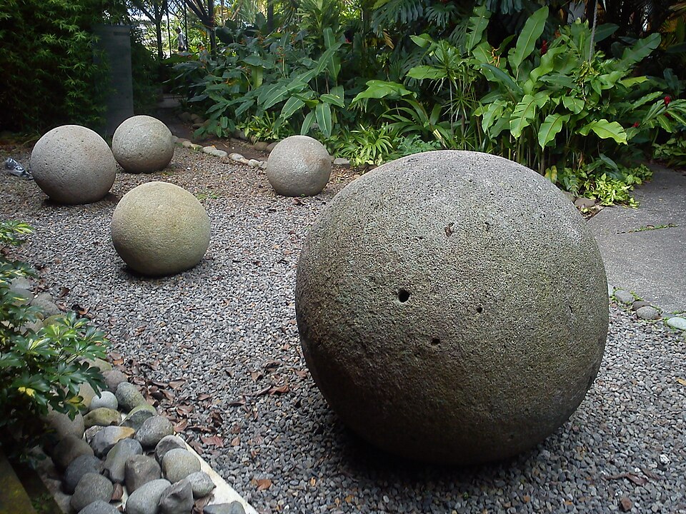 Esferas de piedra precolombinas del Diquís en un jardín del Museo Nacional